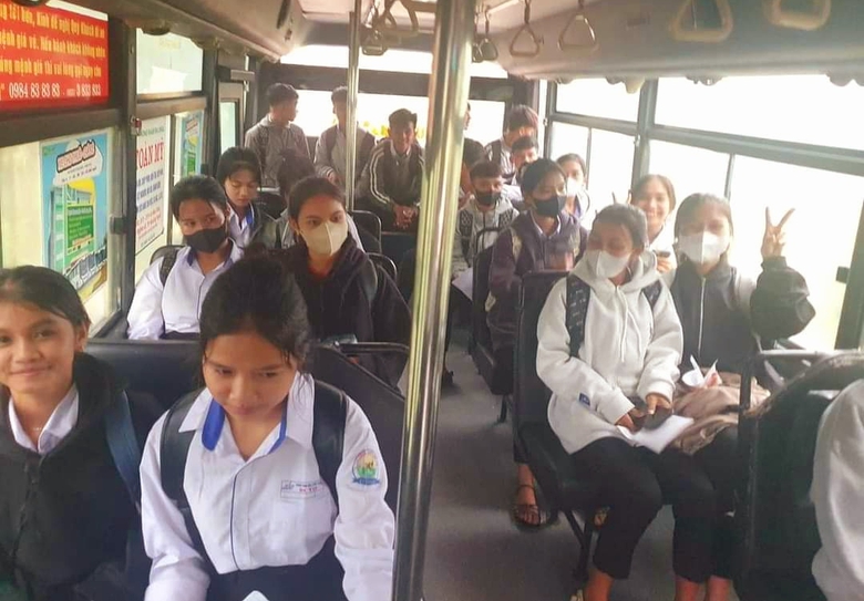 Tuyến xe bu&yacute;t chuy&ecirc;n chở học sinh miền n&uacute;i đầu ti&ecirc;n của tỉnh Quảng Ng&atilde;i- Ảnh 2.