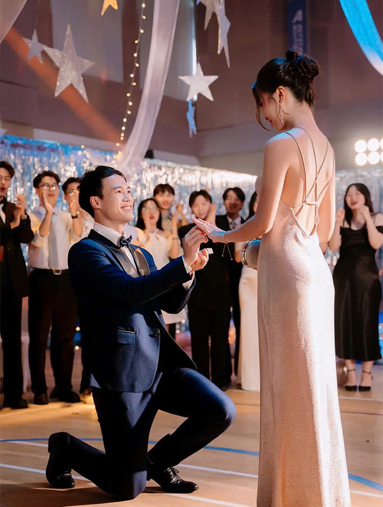 Thực hư m&agrave;n cầu h&ocirc;n si&ecirc;u l&atilde;ng mạn của tiền đạo đội tuyển Việt Nam- Ảnh 1.