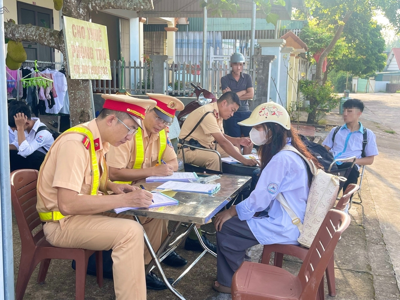 CSGT cải trang xử l&yacute; học sinh vi phạm giao th&ocirc;ng, mời phụ huynh đến k&yacute; phạt- Ảnh 4.