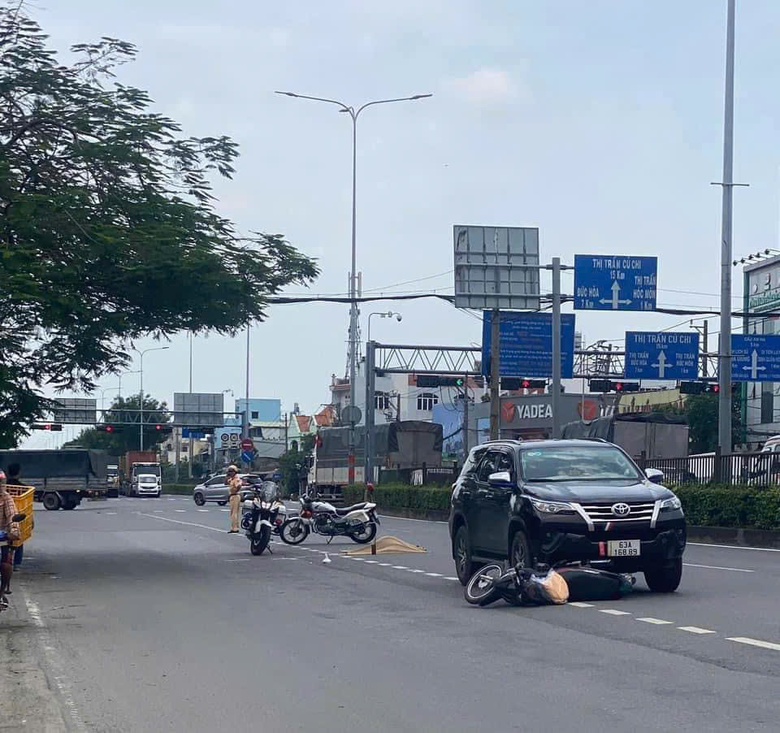 &Ocirc; t&ocirc; 7 chỗ va chạm xe m&aacute;y, người đ&agrave;n &ocirc;ng bị h&uacute;c văng xa, tử vong tại chỗ- Ảnh 1.