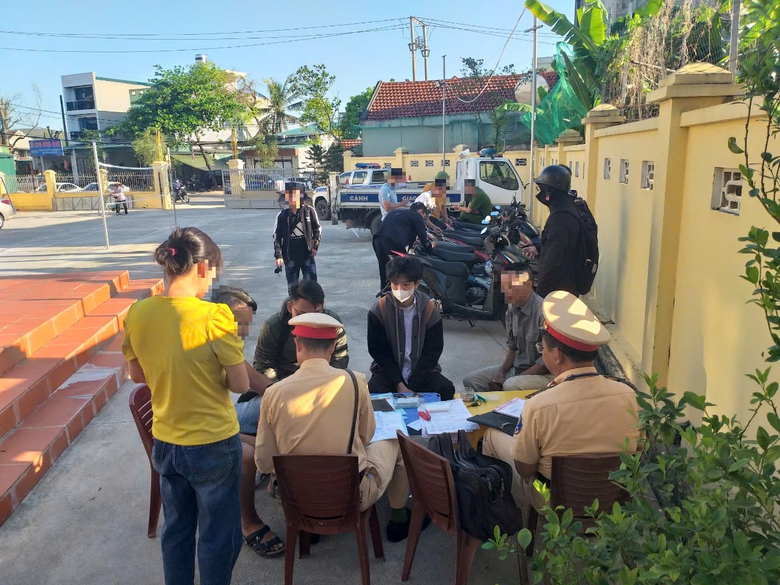 CSGT cải trang xử l&yacute; học sinh vi phạm giao th&ocirc;ng, mời phụ huynh đến k&yacute; phạt- Ảnh 2.