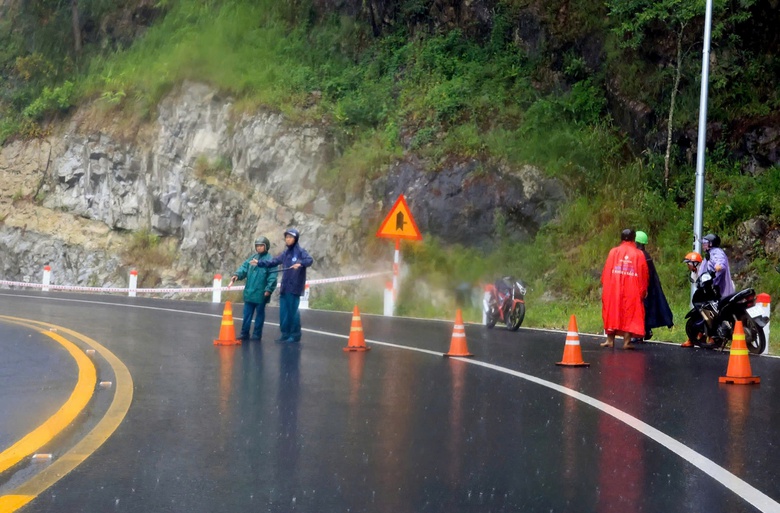 Mưa lớn, đường đ&egrave;o Prenn Đ&agrave; Lạt sạt lở nghi&ecirc;m trọng- Ảnh 2.