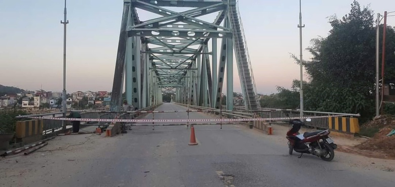 Cấm toàn bộ người và phương tiện đi qua cầu Yên Bái- Ảnh 1. Cấm toàn bộ người và phương tiện đi qua cầu Yên Bái- Ảnh 1.