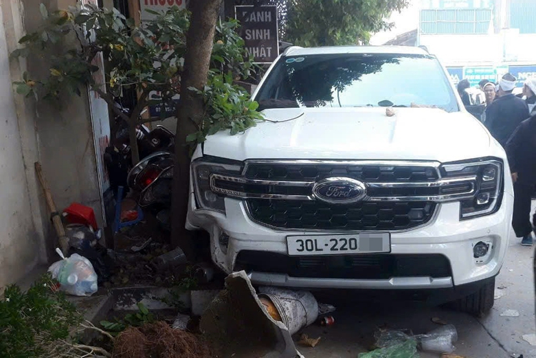 Bất ngờ lời khai của t&agrave;i xế &ocirc; t&ocirc; đ&acirc;m v&agrave;o đo&agrave;n người đi đ&aacute;m tang, 4 nạn nh&acirc;n thương vong- Ảnh 1.