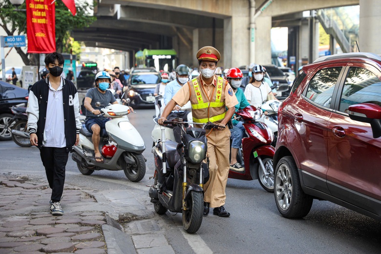 Bị xử lý lỗi không đội mũ bảo hiểm, nhiều học sinh lý do "không biết quy định này"- Ảnh 1. Bị xử lý lỗi không đội mũ bảo hiểm, nhiều học sinh lý do "không biết quy định này"- Ảnh 1.