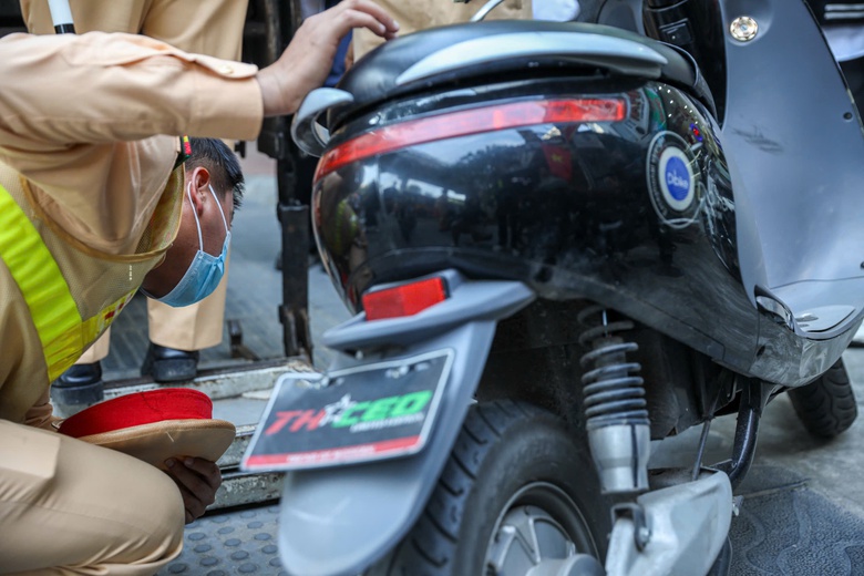 Bị xử lý lỗi không đội mũ bảo hiểm, nhiều học sinh lý do "không biết quy định này"- Ảnh 7. Bị xử lý lỗi không đội mũ bảo hiểm, nhiều học sinh lý do "không biết quy định này"- Ảnh 7.