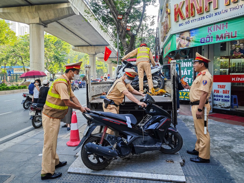 Bị xử lý lỗi không đội mũ bảo hiểm, nhiều học sinh lý do "không biết quy định này"- Ảnh 11. Bị xử lý lỗi không đội mũ bảo hiểm, nhiều học sinh lý do "không biết quy định này"- Ảnh 11.