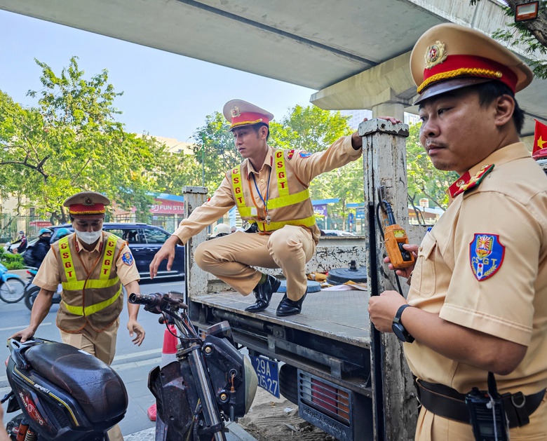 Bị xử lý lỗi không đội mũ bảo hiểm, nhiều học sinh lý do "không biết quy định này"- Ảnh 3. Bị xử lý lỗi không đội mũ bảo hiểm, nhiều học sinh lý do "không biết quy định này"- Ảnh 3.