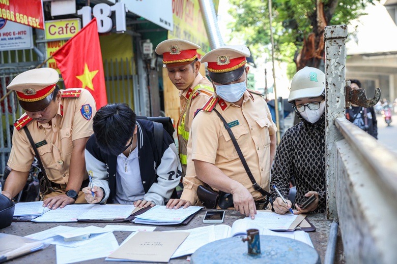 Bị xử lý lỗi không đội mũ bảo hiểm, nhiều học sinh lý do "không biết quy định này"- Ảnh 5. Bị xử lý lỗi không đội mũ bảo hiểm, nhiều học sinh lý do "không biết quy định này"- Ảnh 5.