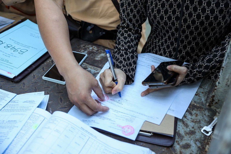 Bị xử lý lỗi không đội mũ bảo hiểm, nhiều học sinh lý do "không biết quy định này"- Ảnh 8. Bị xử lý lỗi không đội mũ bảo hiểm, nhiều học sinh lý do "không biết quy định này"- Ảnh 8.