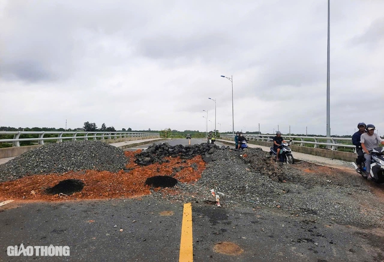 Tận thấy đường 7 năm chưa xong, xe cộ vượt r&agrave;o qua lại- Ảnh 1.