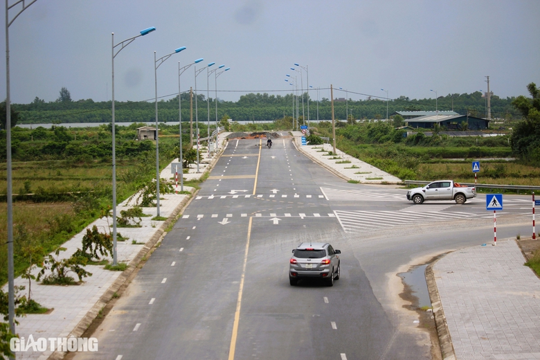 Tận thấy đường 7 năm chưa xong, xe cộ vượt r&agrave;o qua lại- Ảnh 10.