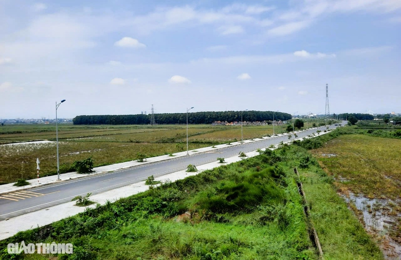 Tận thấy đường 7 năm chưa xong, xe cộ vượt r&agrave;o qua lại- Ảnh 11.