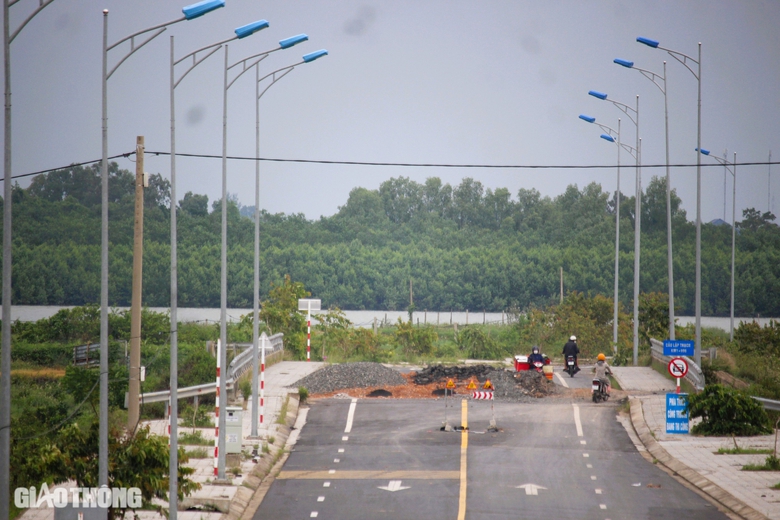 Tận thấy đường 7 năm chưa xong, xe cộ vượt r&agrave;o qua lại- Ảnh 2.