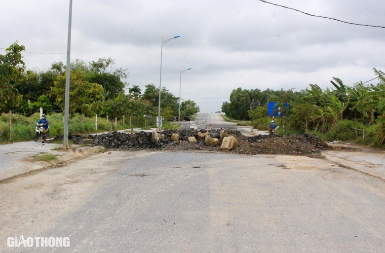 Tận thấy đường 7 năm chưa xong, xe cộ vượt r&agrave;o qua lại- Ảnh 3.