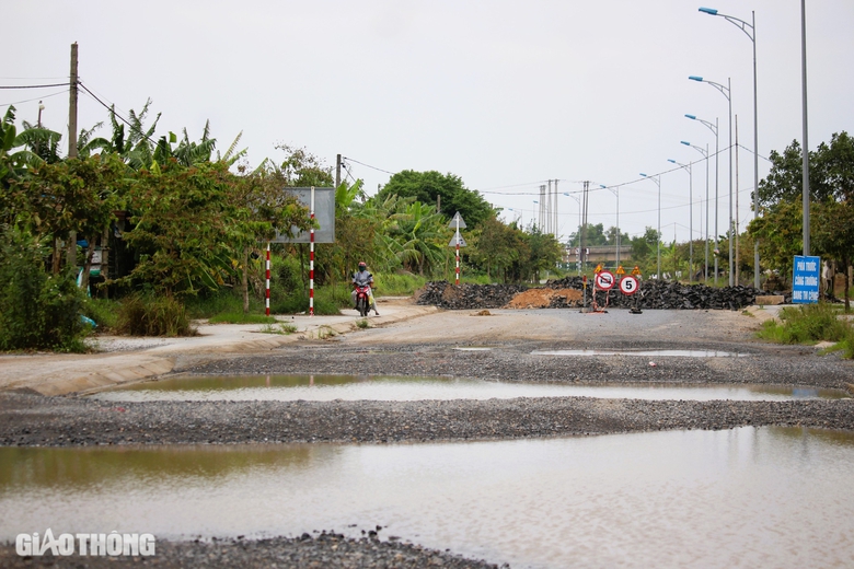 Tận thấy đường 7 năm chưa xong, xe cộ vượt r&agrave;o qua lại- Ảnh 4.