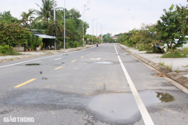 Tận thấy đường 7 năm chưa xong, xe cộ vượt r&agrave;o qua lại- Ảnh 5.