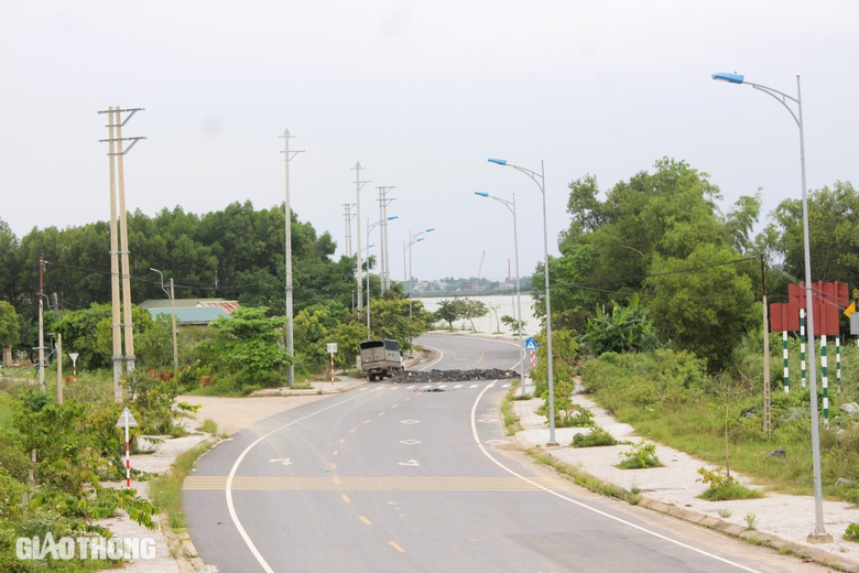 Tận thấy đường 7 năm chưa xong, xe cộ vượt r&agrave;o qua lại- Ảnh 6.