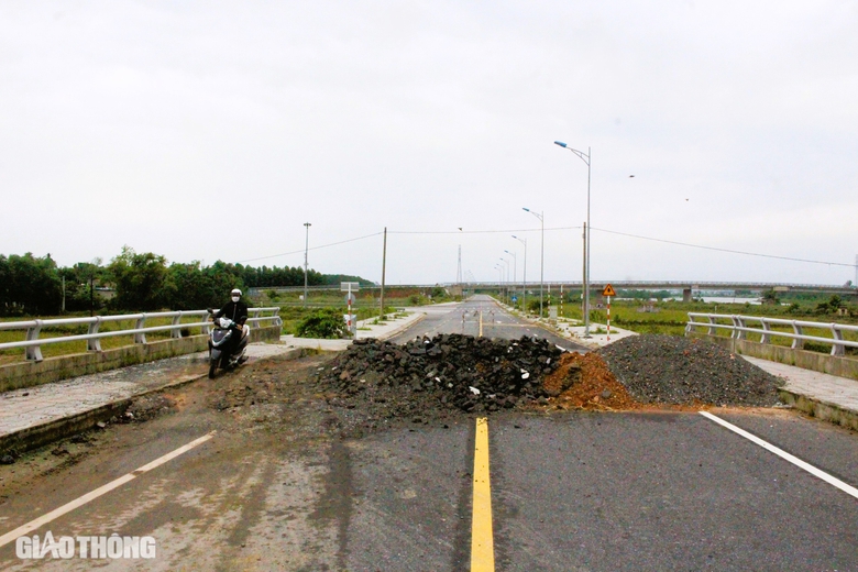 Tận thấy đường 7 năm chưa xong, xe cộ vượt r&agrave;o qua lại- Ảnh 7.