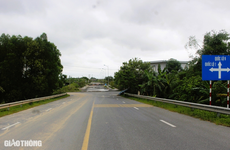 Tận thấy đường 7 năm chưa xong, xe cộ vượt r&agrave;o qua lại- Ảnh 9.