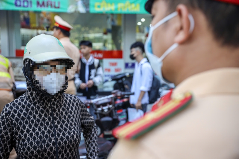 Bị xử lý lỗi không đội mũ bảo hiểm, nhiều học sinh lý do "không biết quy định này"- Ảnh 10. Bị xử lý lỗi không đội mũ bảo hiểm, nhiều học sinh lý do "không biết quy định này"- Ảnh 10.