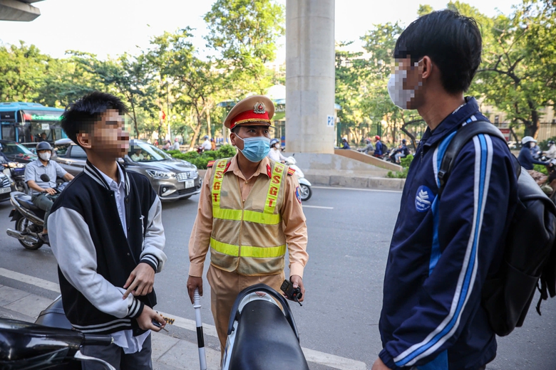Bị xử lý lỗi không đội mũ bảo hiểm, nhiều học sinh lý do "không biết quy định này"- Ảnh 2. Bị xử lý lỗi không đội mũ bảo hiểm, nhiều học sinh lý do "không biết quy định này"- Ảnh 2.