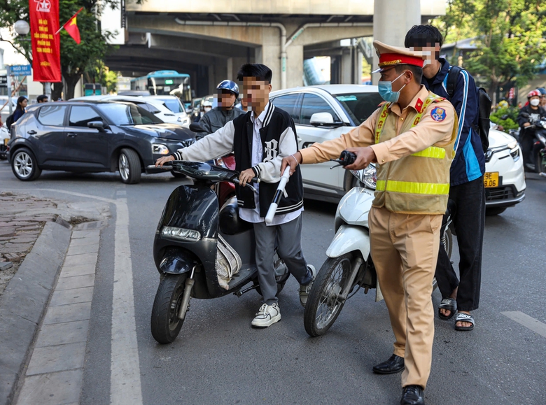 Bị xử lý lỗi không đội mũ bảo hiểm, nhiều học sinh lý do "không biết quy định này"- Ảnh 4. Bị xử lý lỗi không đội mũ bảo hiểm, nhiều học sinh lý do "không biết quy định này"- Ảnh 4.