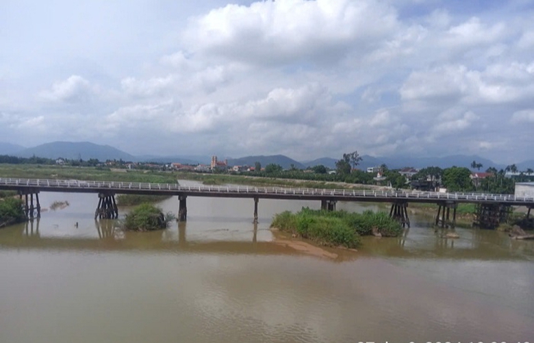 Tạm dừng phương tiện lưu thông qua cầu Sông Vệ cũ khi lũ ở mức báo động 3- Ảnh 1. Tạm dừng phương tiện lưu thông qua cầu Sông Vệ cũ khi lũ ở mức báo động 3- Ảnh 1.