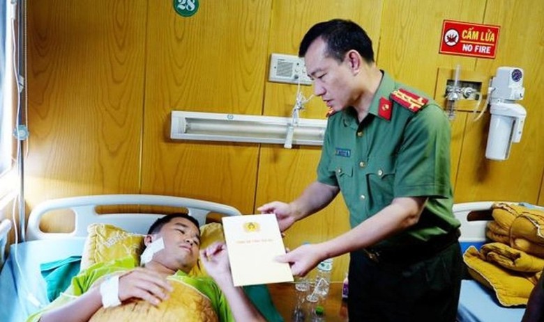 Đ&atilde; bắt một nghi phạm vụ h&agrave;nh hung c&ocirc;ng an x&atilde; ở Y&ecirc;n B&aacute;i- Ảnh 2.