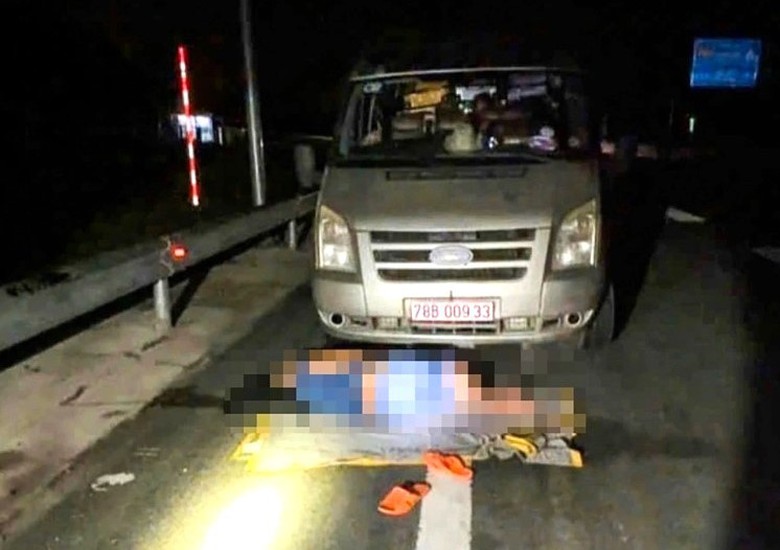 T&agrave;i xế v&ocirc; tư nằm ngủ trước đầu xe tr&ecirc;n cao tốc- Ảnh 1.