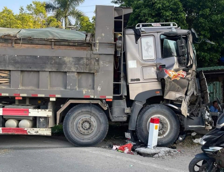 Tai nạn li&ecirc;n ho&agrave;n tr&ecirc;n đường 379, xe m&aacute;y bị v&ograve; n&aacute;t trong gầm xe tải- Ảnh 2.