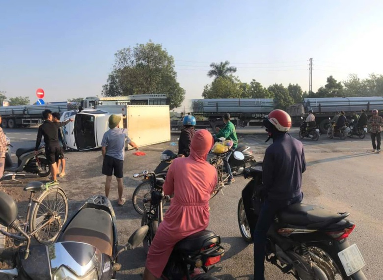 Tai nạn li&ecirc;n ho&agrave;n tr&ecirc;n đường 379, xe m&aacute;y bị v&ograve; n&aacute;t trong gầm xe tải- Ảnh 1.