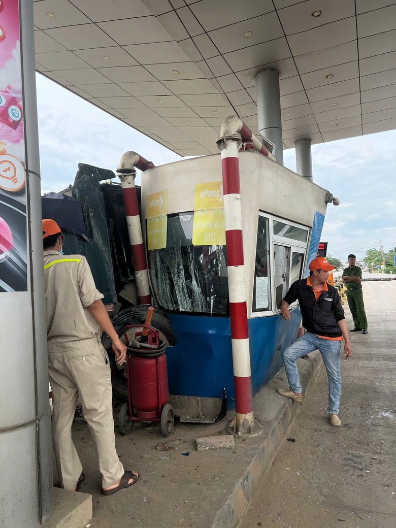 Xe tải mất l&aacute;i lao v&agrave;o xe kh&aacute;c rồi t&ocirc;ng vỡ cabin Trạm thu ph&iacute; BOT quốc lộ 26- Ảnh 2.