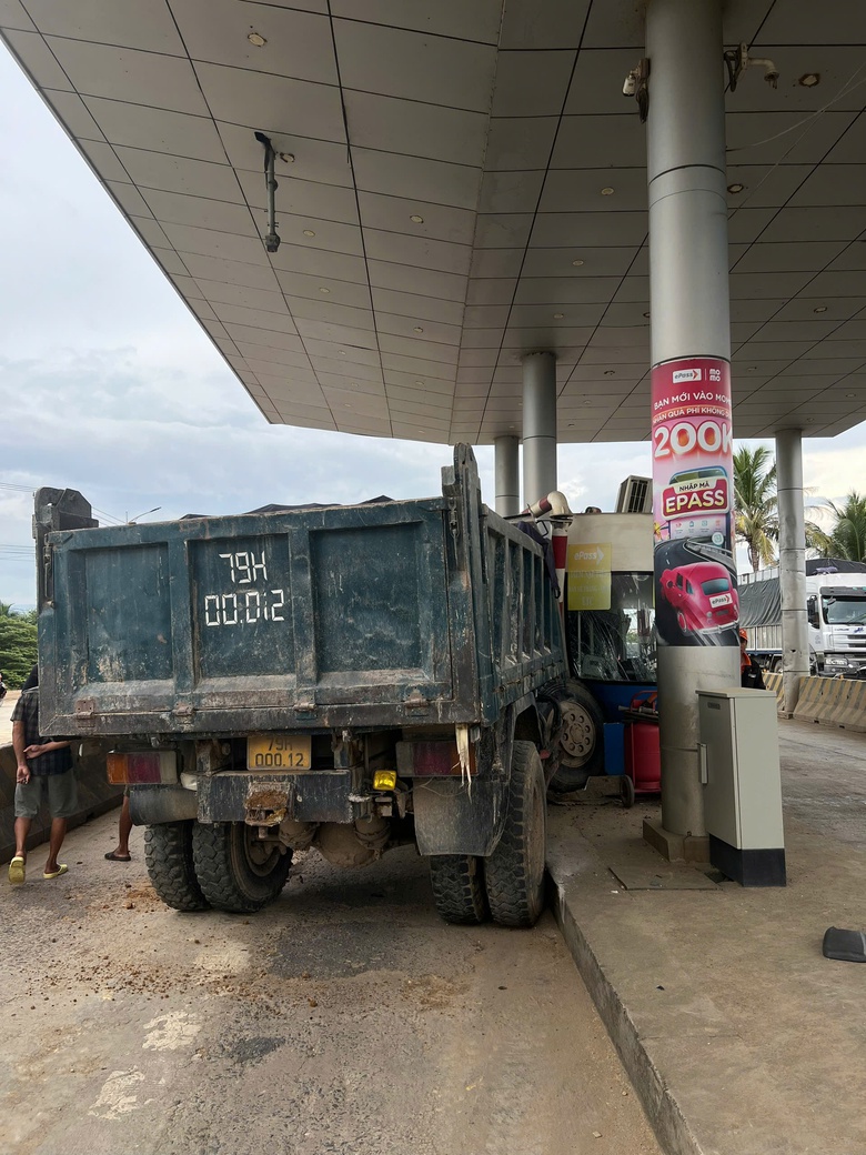 Xe tải mất l&aacute;i lao v&agrave;o xe kh&aacute;c rồi t&ocirc;ng vỡ cabin Trạm thu ph&iacute; BOT quốc lộ 26- Ảnh 1.