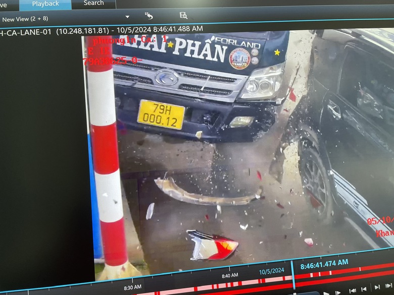 Xe tải mất l&aacute;i lao v&agrave;o xe kh&aacute;c rồi t&ocirc;ng vỡ cabin Trạm thu ph&iacute; BOT quốc lộ 26- Ảnh 3.