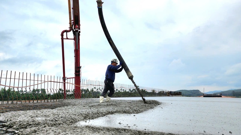 Đổ mẻ bê tông cuối cùng trên cầu sông Vệ, cao tốc Quảng Ngãi - Hoài Nhơn- Ảnh 2. Đổ mẻ bê tông cuối cùng trên cầu sông Vệ, cao tốc Quảng Ngãi - Hoài Nhơn- Ảnh 2.