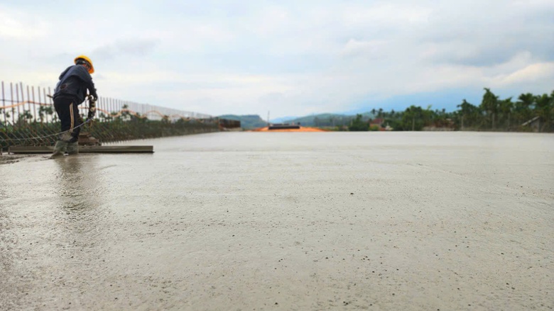 Đổ mẻ bê tông cuối cùng trên cầu sông Vệ, cao tốc Quảng Ngãi - Hoài Nhơn- Ảnh 8. Đổ mẻ bê tông cuối cùng trên cầu sông Vệ, cao tốc Quảng Ngãi - Hoài Nhơn- Ảnh 8.