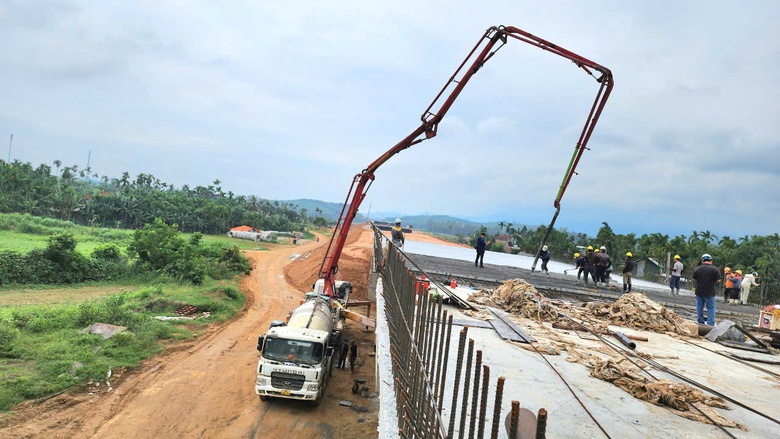 Đổ mẻ bê tông cuối cùng trên cầu sông Vệ, cao tốc Quảng Ngãi - Hoài Nhơn- Ảnh 5. Đổ mẻ bê tông cuối cùng trên cầu sông Vệ, cao tốc Quảng Ngãi - Hoài Nhơn- Ảnh 5.
