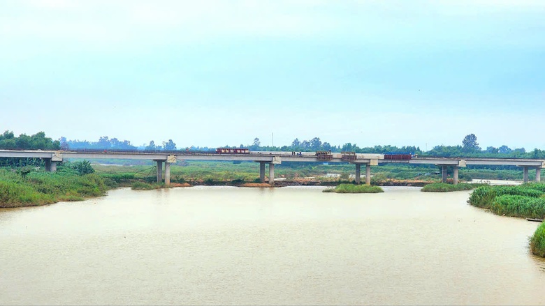 Đổ mẻ bê tông cuối cùng trên cầu sông Vệ, cao tốc Quảng Ngãi - Hoài Nhơn- Ảnh 13. Đổ mẻ bê tông cuối cùng trên cầu sông Vệ, cao tốc Quảng Ngãi - Hoài Nhơn- Ảnh 13.