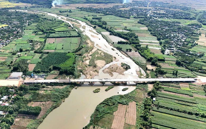 Đổ mẻ bê tông cuối cùng trên cầu sông Vệ, cao tốc Quảng Ngãi - Hoài Nhơn- Ảnh 1. Đổ mẻ bê tông cuối cùng trên cầu sông Vệ, cao tốc Quảng Ngãi - Hoài Nhơn- Ảnh 1.