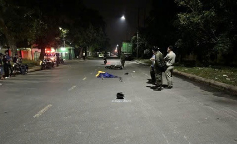 C&ocirc;ng an kh&aacute;m nghiệm hiện trường.