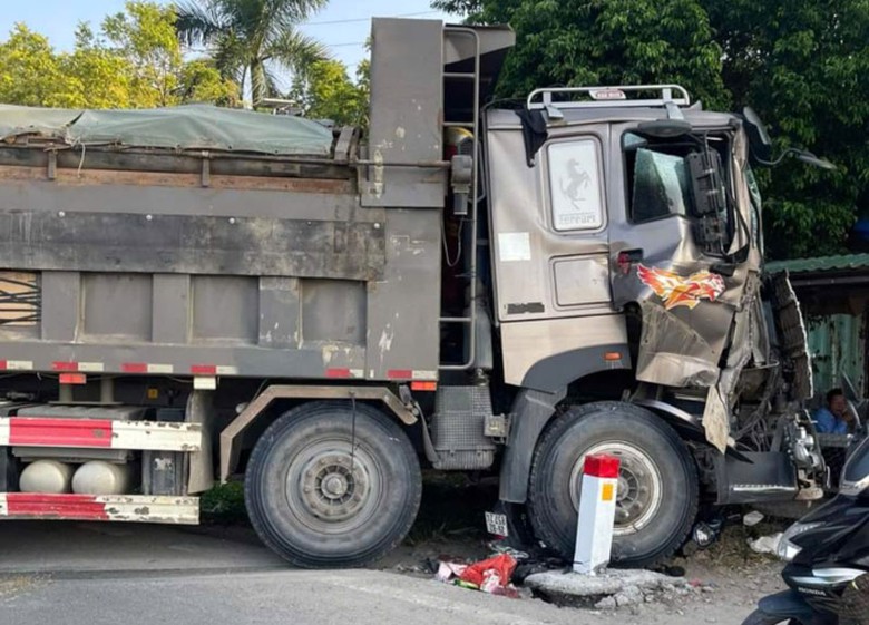 Chiếc xe m&aacute;y bị v&ograve; n&aacute;t trong gầm xe tải.