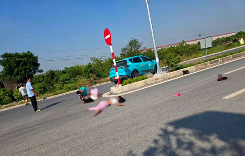 Hiện trường vụ tai nạn giữa xe taxi v&agrave; xe đạp điện khiến hai b&eacute; g&aacute;i bị thương nặng.