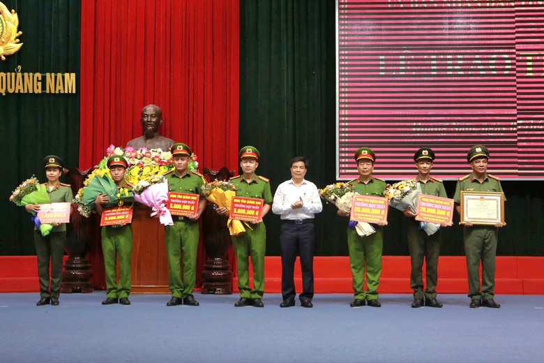 Quảng Nam khen thưởng c&aacute;c lực lượng c&ocirc;ng an triệt ph&aacute; đường d&acirc;y c&aacute; độ b&oacute;ng đ&aacute; 200 tỷ- Ảnh 1.