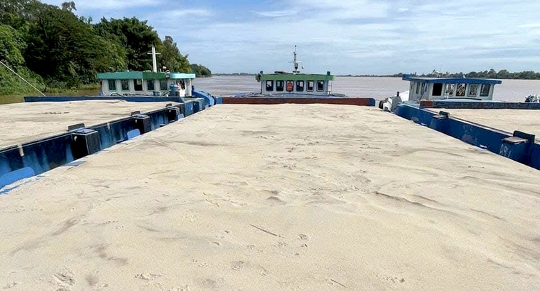 TP.HCM: Nh&agrave; thầu &ldquo;ngồi tr&ecirc;n lửa&rdquo; v&igrave; cước vận chuyển c&aacute;t- Ảnh 2.