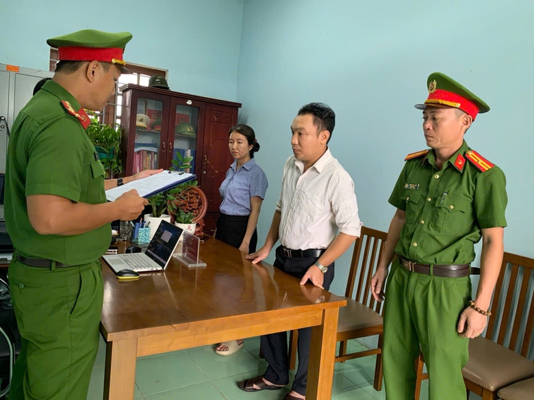 Sai phạm trong chứng thực, một c&aacute;n bộ x&atilde; ở Quảng Nam bị bắt- Ảnh 1.