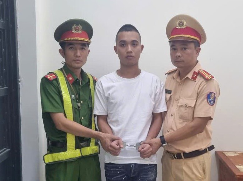 Đo nồng độ cồn lái xe, phát hiện người ngồi sau tàng trữ ma túy- Ảnh 1. Đo nồng độ cồn lái xe, phát hiện người ngồi sau tàng trữ ma túy- Ảnh 1.