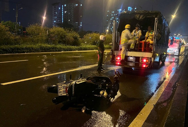 Lực lượng chức năng xử lý hiện trường vụ tai nạn. Lực lượng chức năng xử lý hiện trường vụ tai nạn.