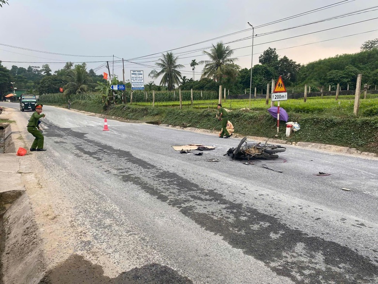 Xe m&aacute;y va chạm xe tải, một nam sinh tử vong, 2 em kh&aacute;c bị thương- Ảnh 1.