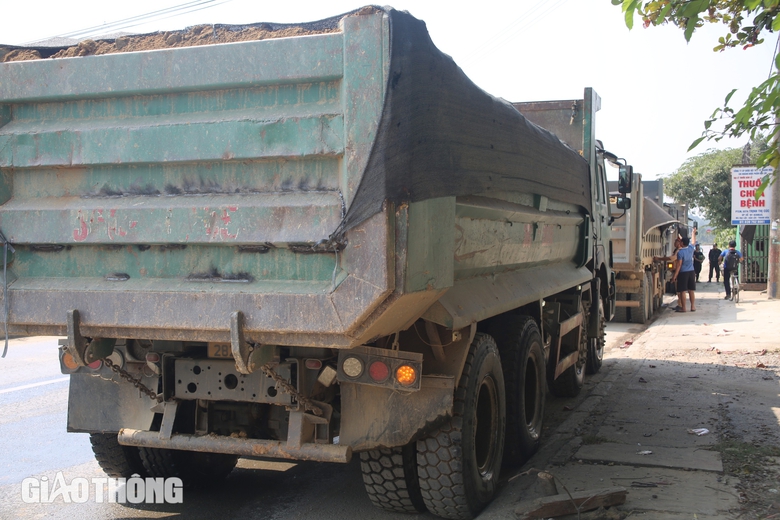 H&agrave;ng trăm xe tải chở đất ven quốc lộ 1 bị "tu&yacute;t c&ograve;i" v&igrave; chở qu&aacute; tải- Ảnh 2.